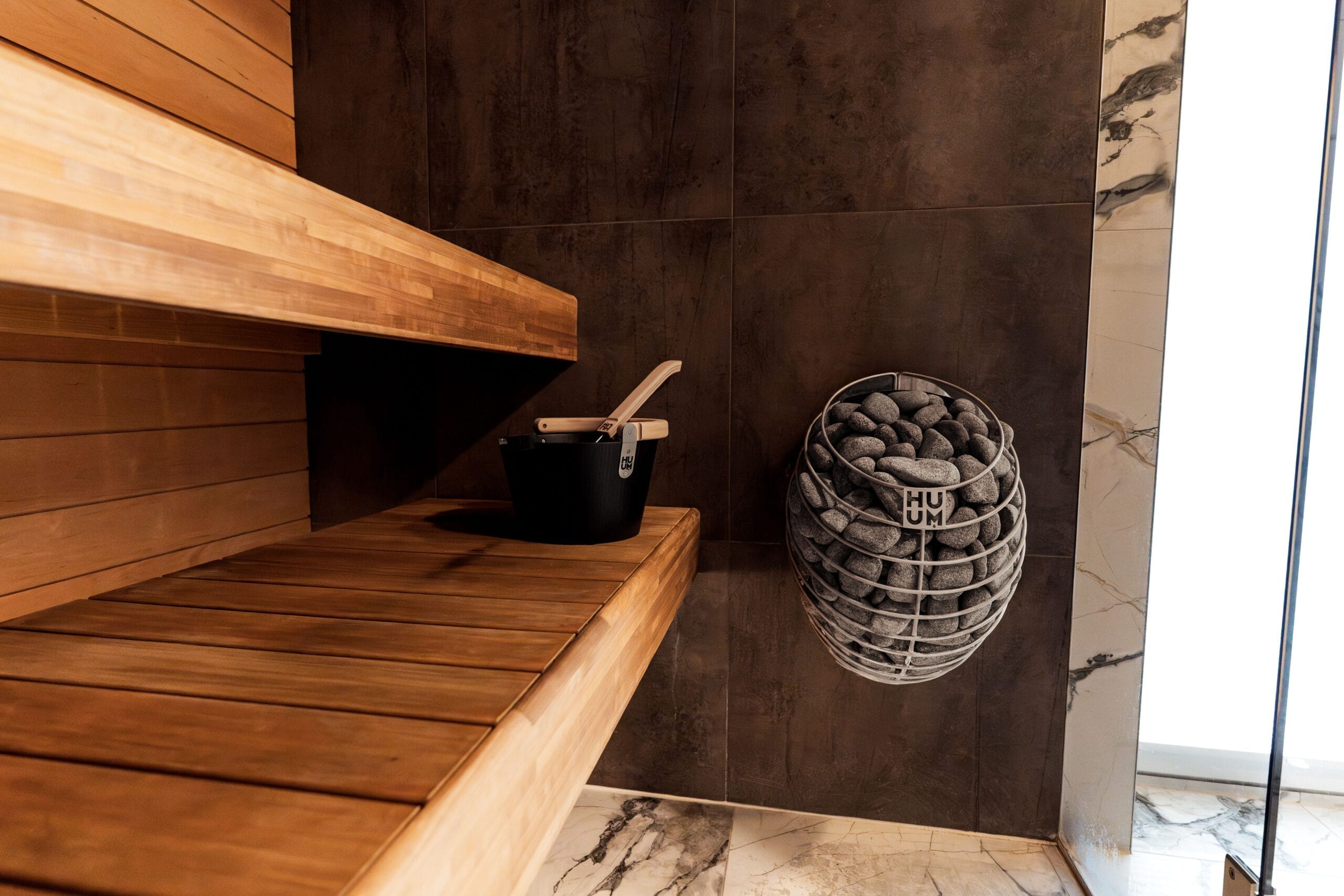 Sauna domowa od podstaw: jak zaplanować komfort, piec i układ wnętrza?
