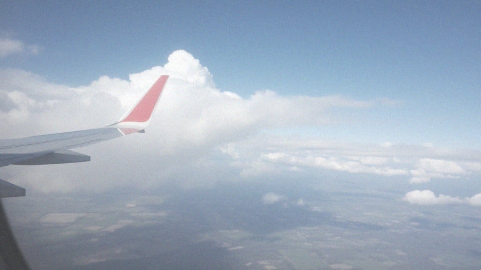 Ile trwa lot do Albanii? Czas podróży i trasy lotnicze